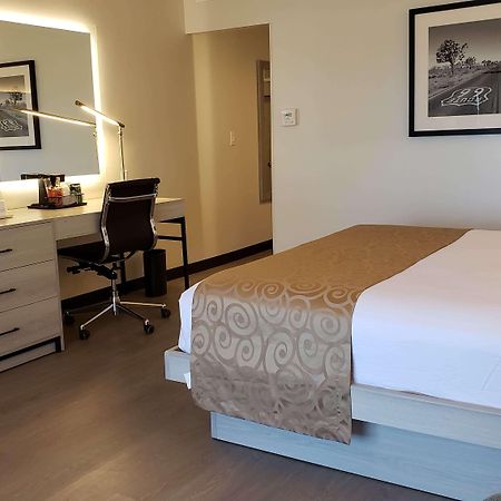 Hotel Ramada By Wyndham Burbank Airport Exterior foto