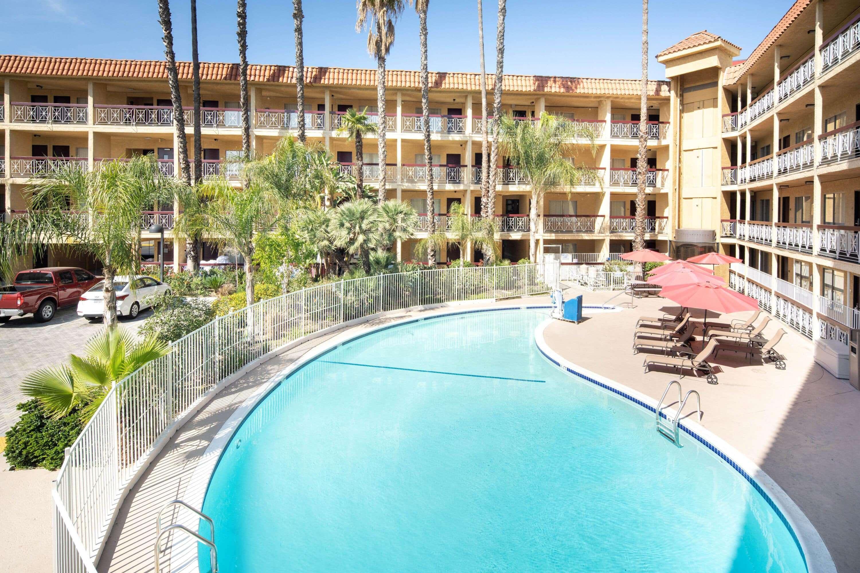 Hotel Ramada By Wyndham Burbank Airport Exterior foto