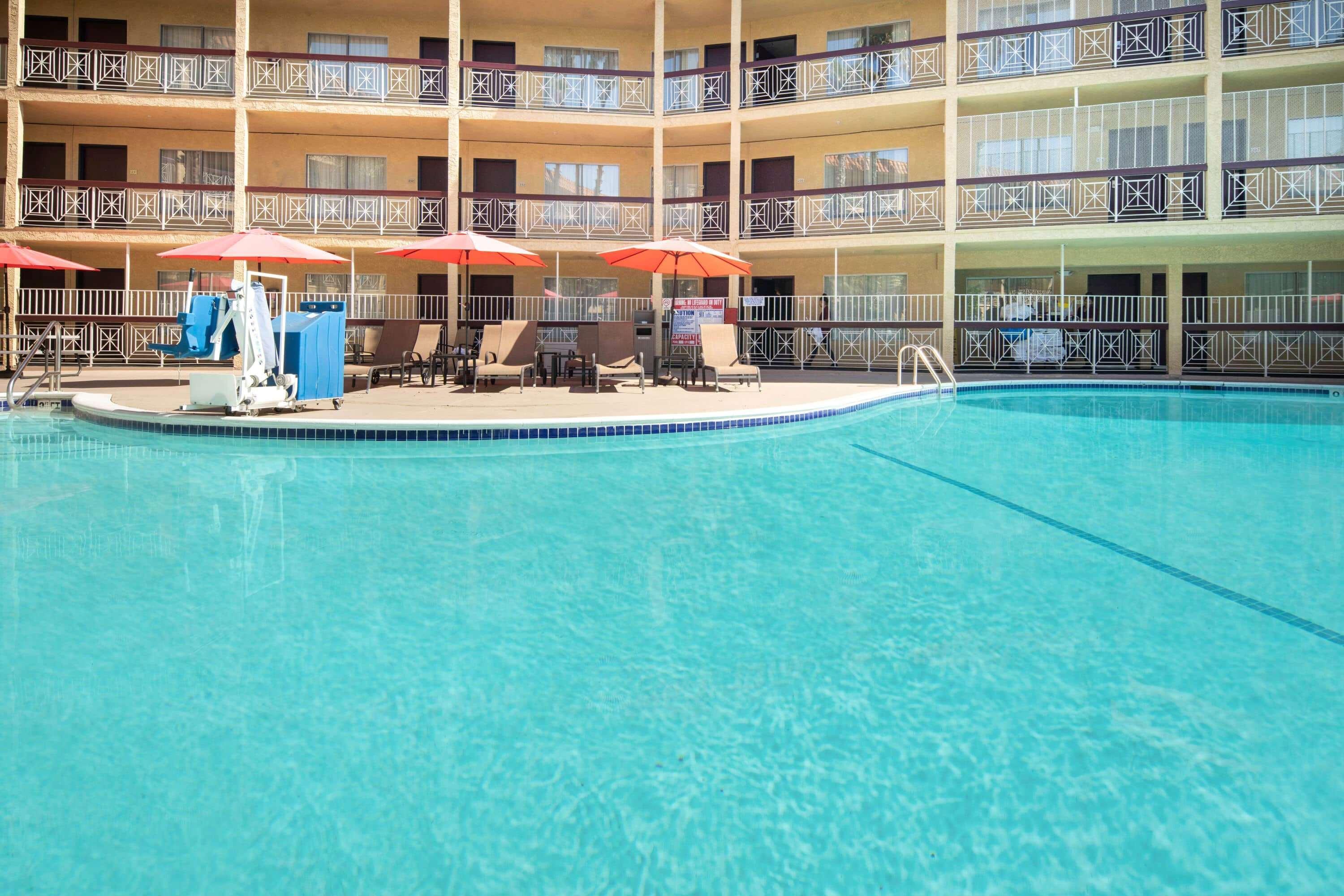 Hotel Ramada By Wyndham Burbank Airport Exterior foto