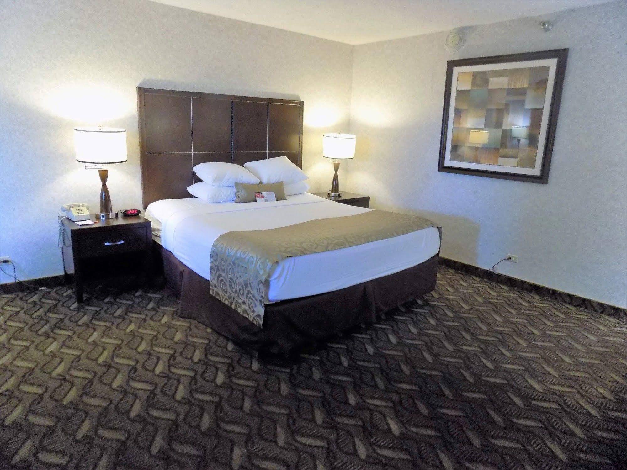 Hotel Ramada By Wyndham Burbank Airport Exterior foto