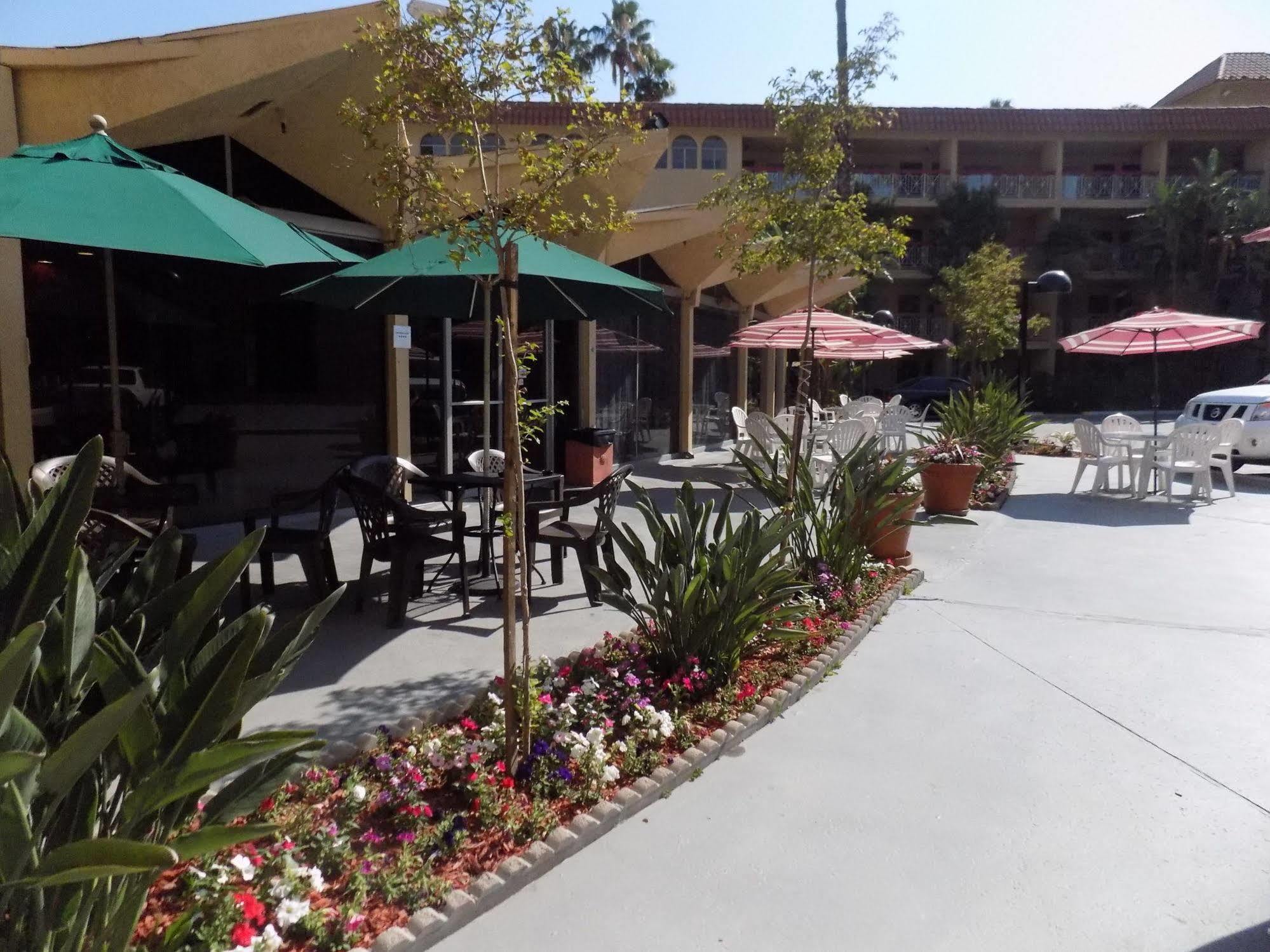 Hotel Ramada By Wyndham Burbank Airport Exterior foto