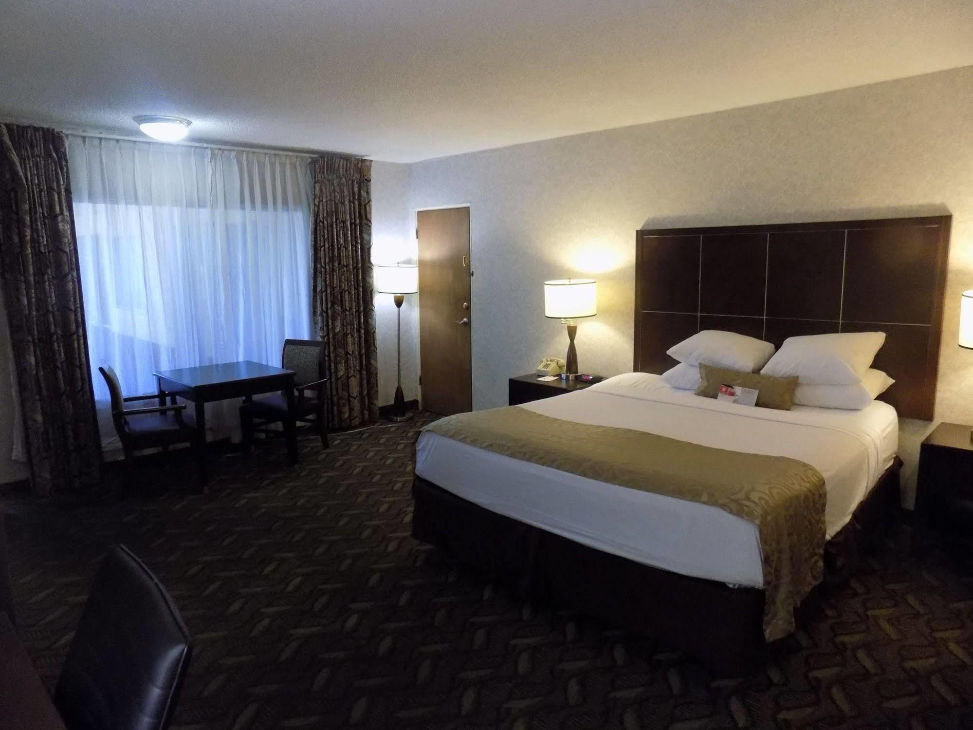 Hotel Ramada By Wyndham Burbank Airport Exterior foto