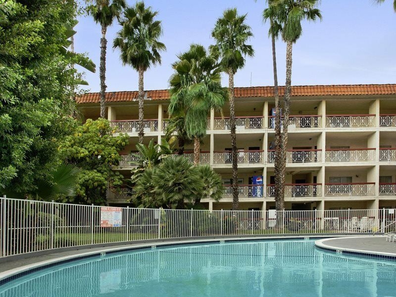 Hotel Ramada By Wyndham Burbank Airport Exterior foto